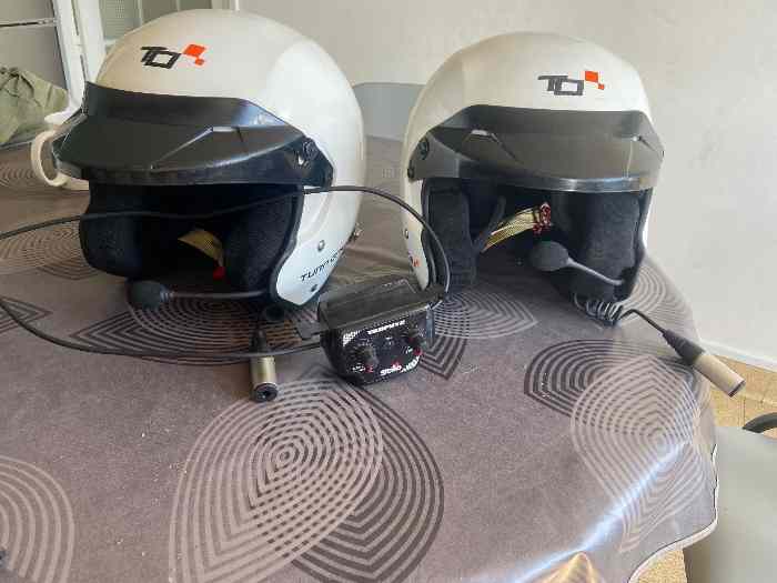 Casques de rallye avec radio inclus.