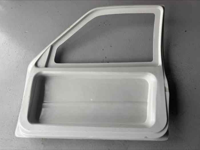 Puerta izquierda citroen saxo ligera de fibra de vidrio para competición 1