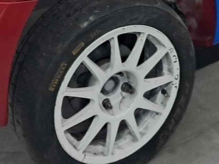 Pneus pirelli monté sur jante