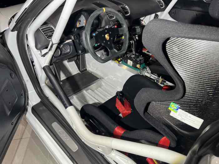 PORSCHE CAYMAN GT4 CLUBSPORT MANTHEY RACING 2