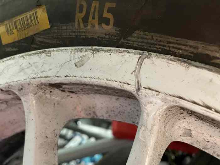 pneu pirelli 17 pouces ra7 1