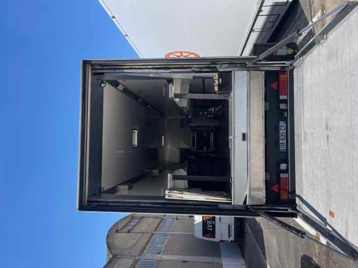 Tracteur IVECO + Semi-remorque CHEREAU entièrement aménagés pour la compétition automobile 5