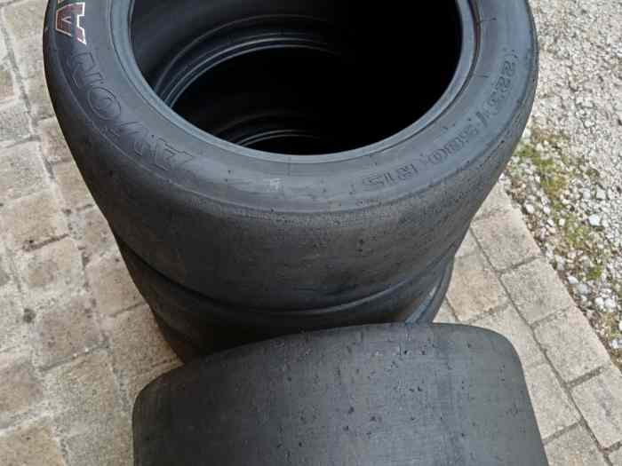 Pneus slicks AVON
