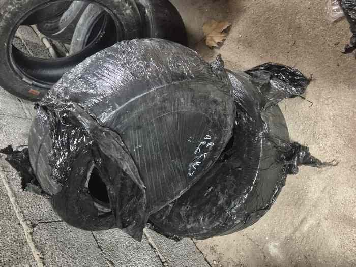 Vends 2 pneus pirelli rkw7 en 15 pouces 1