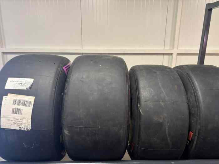 À VENDRE – TRAIN PNEUS PIRELLI NEUF ULTRA TENDRE 0