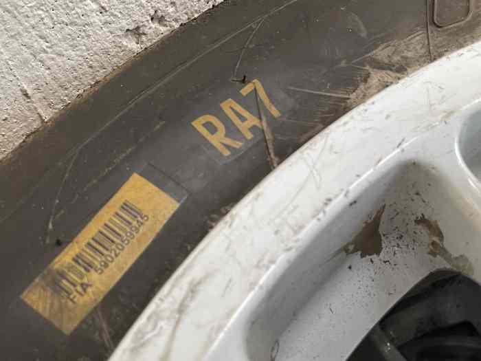 pneu pirelli 17 pouces ra7 3