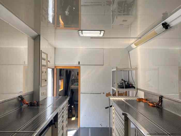 Tracteur IVECO + Semi-remorque CHEREAU entièrement aménagés pour la compétition automobile 4