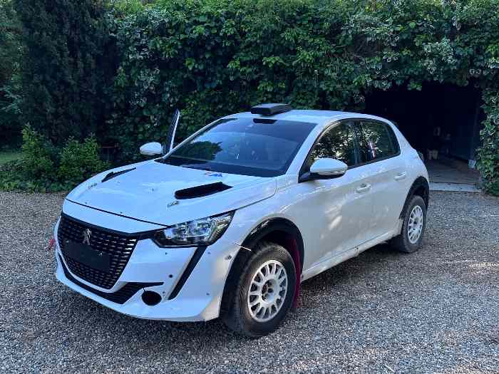 RACC loue Peugeot 208 RC4 pour Rallye Terre Découverte