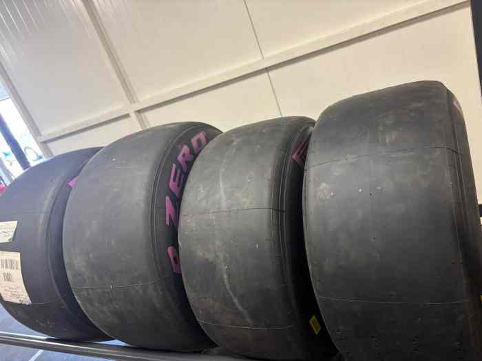 À VENDRE – TRAIN PNEUS PIRELLI NEUF ULTRA TENDRE 1