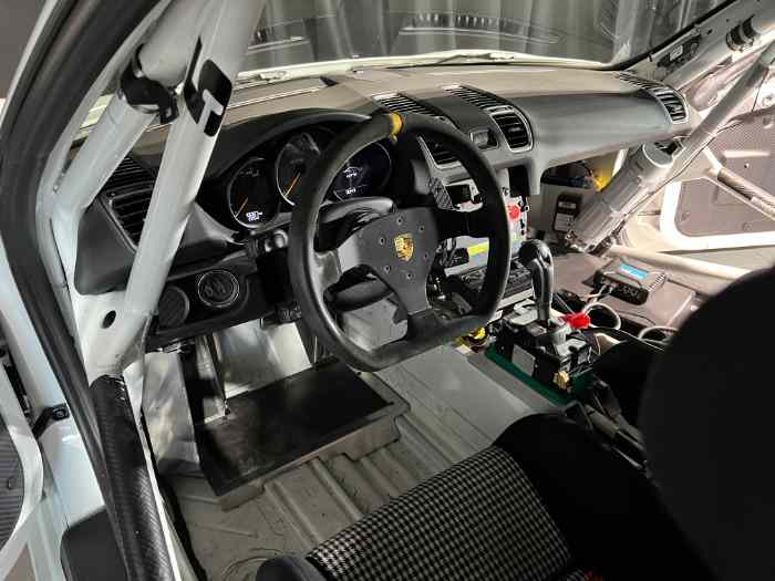 PORSCHE CAYMAN 981 GT4 CLUBSPORT 2