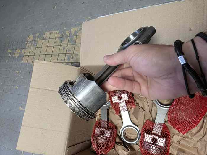Pistons + bielles forgées TU5JP4 2