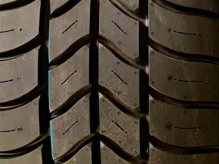 Pneus MRF 195 / 50 R 15 1