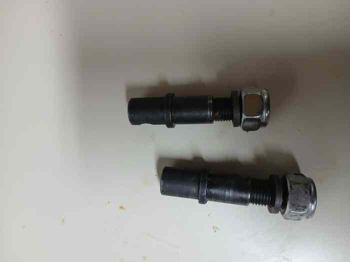 Axe de pivot droit pour 106/saxo