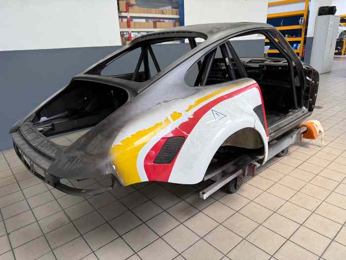 Caisse nue Porsche 911 ailes style RSR 1