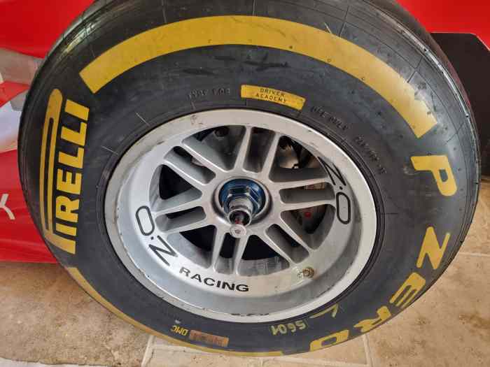 Pneus pirelli Avon pour monoplace 1