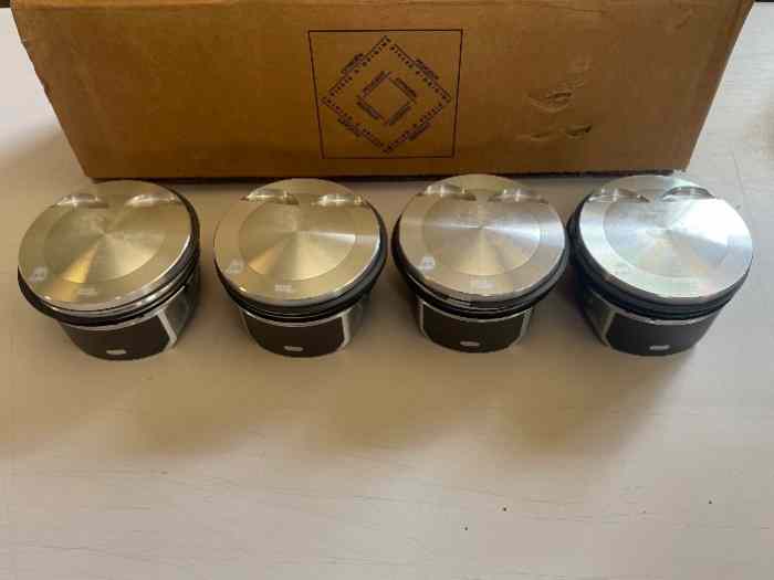 Jeu de 4 pistons neufs 206 RC 1