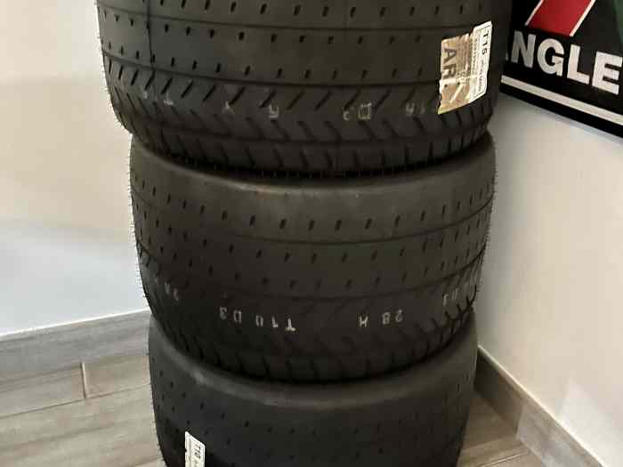 Jeu de pneus Pirelli Classic D3 sur jantes 0