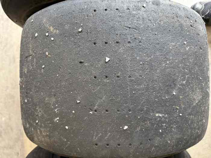 Pneus Pirelli rouge 1