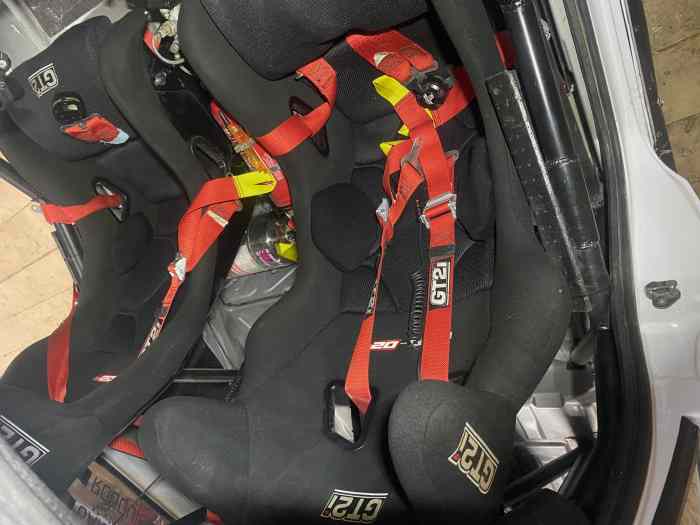 Baquets GT2i et harnais 1