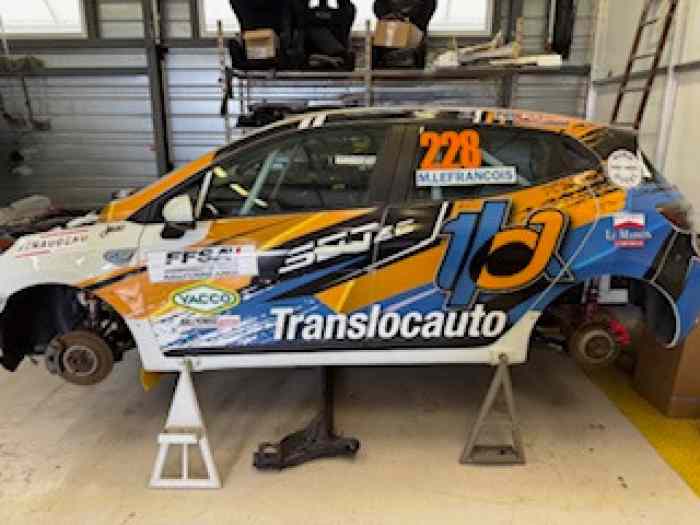 Vend ClioV Rallycross accidentée 4