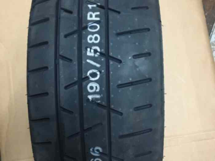 2 Pneus T33 neufs et 2 occasions env 5...