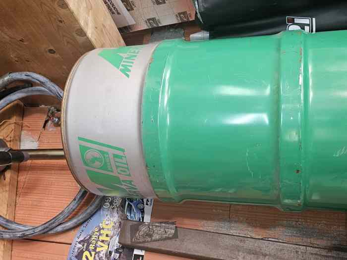 Pompe a essence et bidons
