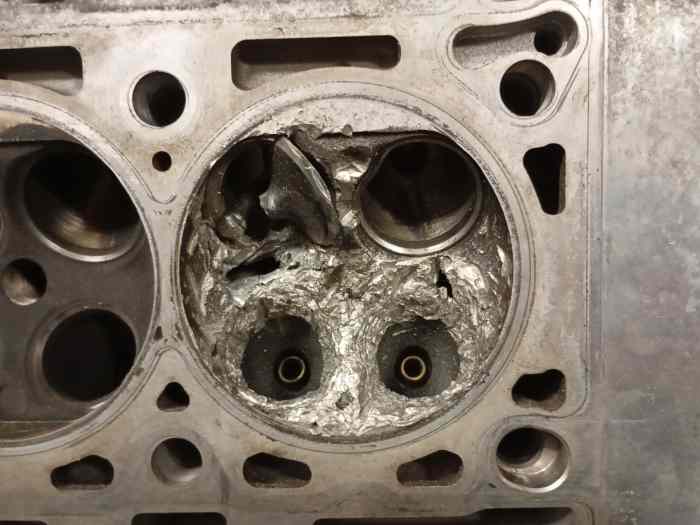 Culasse Renault Clio 3 F4R 830 endommagée 2