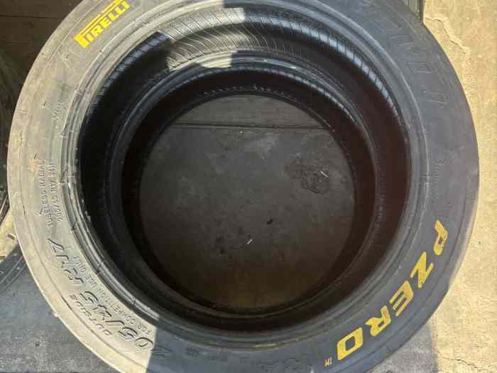 A vendre : Pneus Pirelli P zero RA5 et RA7 4