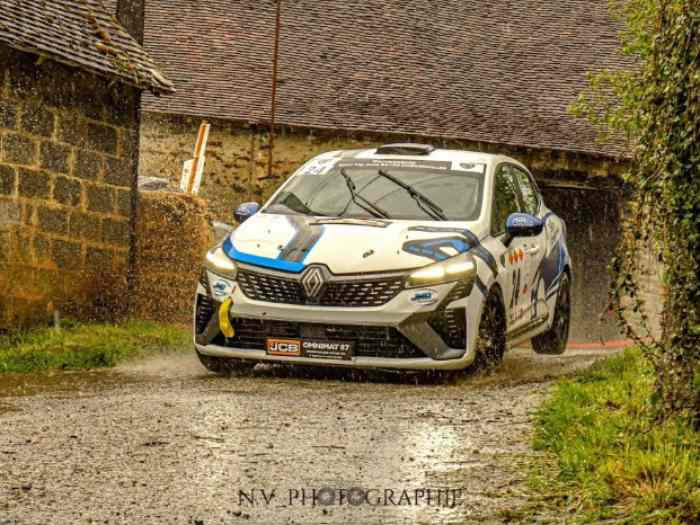 SKPB LOCATION loue Renault CLIO RC5 0