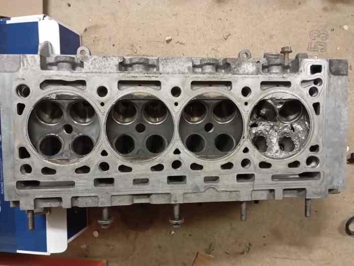 Culasse Renault Clio 3 F4R 830 endommagée 1