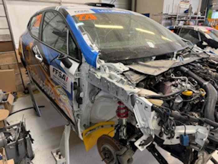 Vend ClioV Rallycross accidentée 1