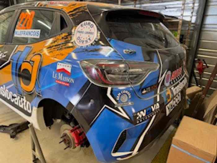 Vend ClioV Rallycross accidentée 3