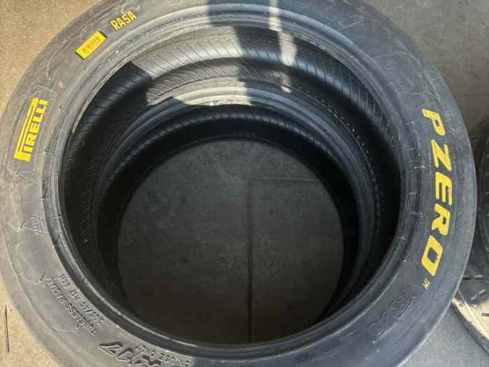 A vendre : Pneus Pirelli P zero RA5 et RA7 3