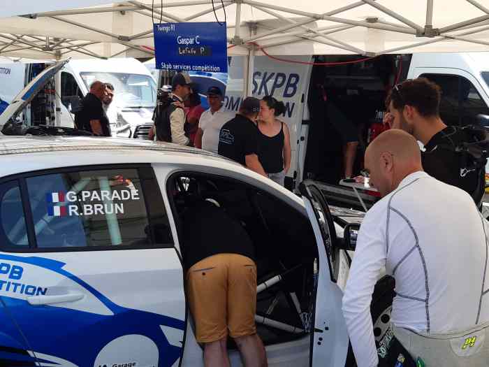 SKPB LOCATION loue Peugeot 208 FRC6 1