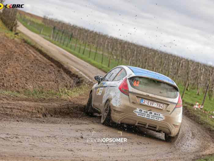 Ford Fiesta R200 + gros Lot de Bord 2