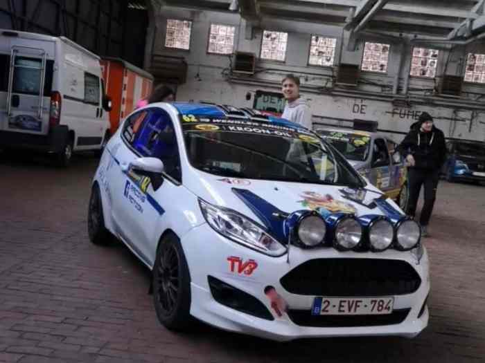 Ford Fiesta R200 + gros Lot de Bord 4