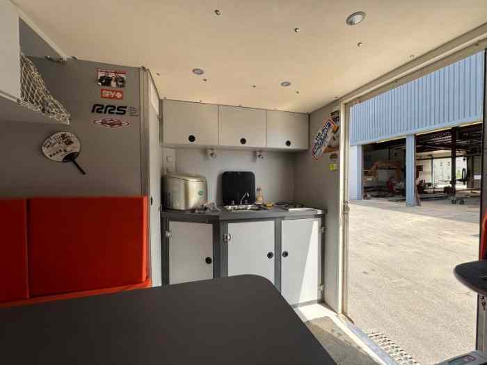 Camion d’assistance VOLVO + remorque Lecitrailer 3