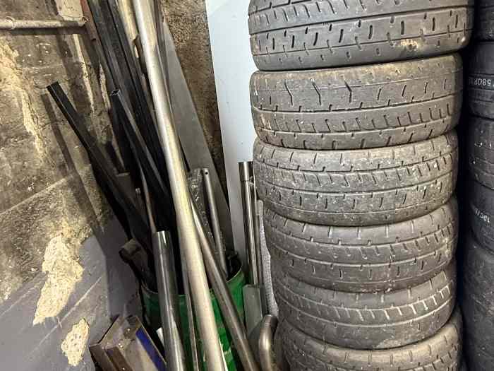 Lot de 9 pneus MRF
