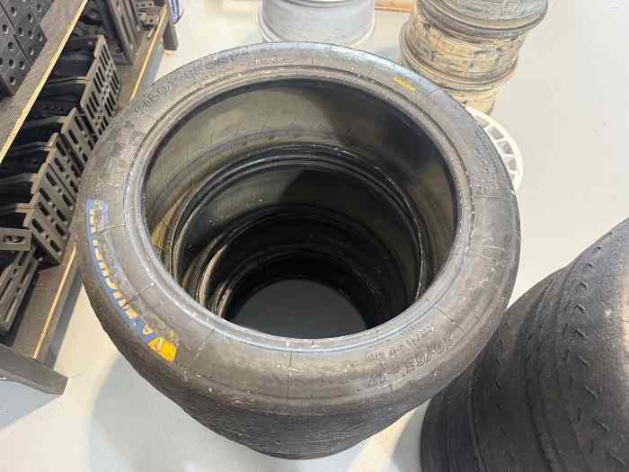 Pneus Michelin 20/63-17 R21 et R11 1