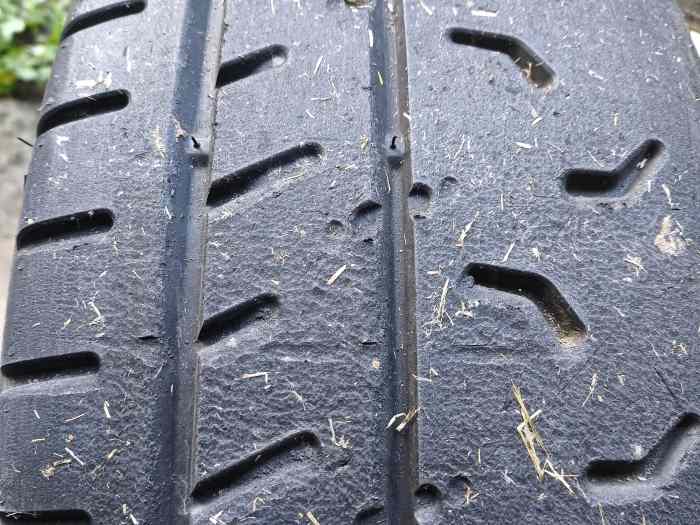 2 pneus Kumho TM02 K22 15 pouces quasiment neuf 1