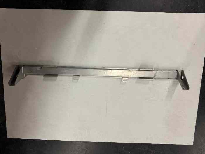 Traverse inférieure fixation radiateur Clio R3T 1