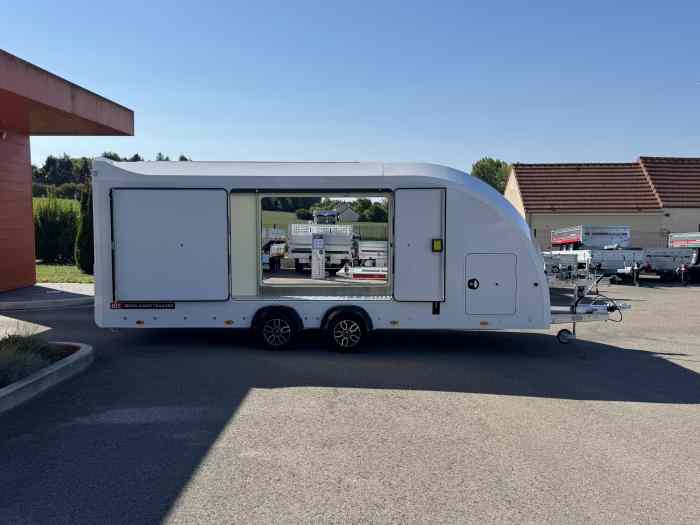 REMORQUE FERMÉE PORTE VOITURE BRIAN JAMES RACE SPORT 2 / 5.50m X 2.10m / PTAC 3T5 3500 kg / TREUIL ELECTRIQUE / JANTES ALU / ECLAIRAGE LED / KIT BASCULEMENT EN OPTION / TVA R... 2
