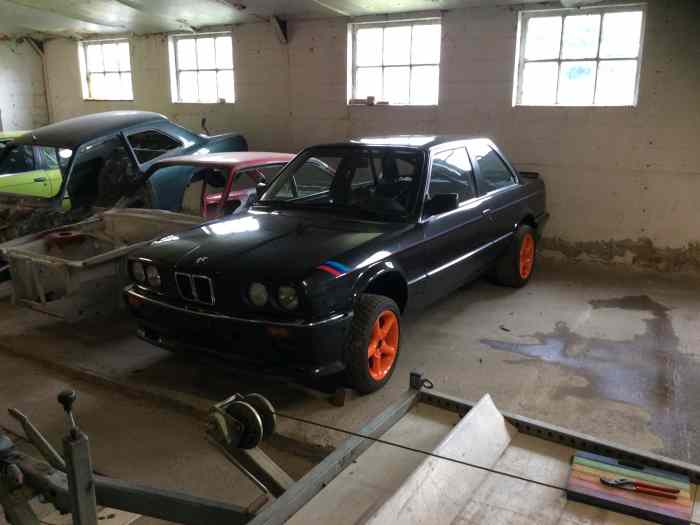 À vendre caisse bmw 325i fasse 1 année...