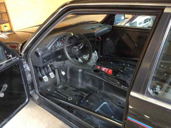 À vendre caisse bmw 325i fasse 1 année 1985 série m 2