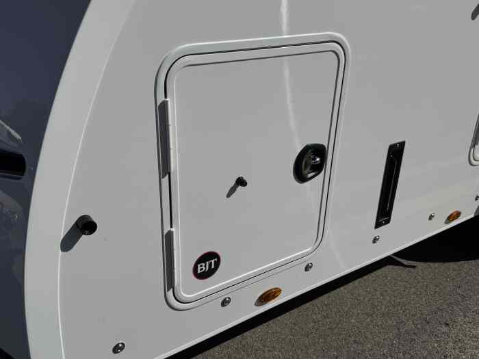 REMORQUE FERMÉE PORTE VOITURE BRIAN JAMES RACE SPORT 2 / 5.50m X 2.10m / PTAC 3T5 3500 kg / TREUIL ELECTRIQUE / JANTES ALU / ECLAIRAGE LED / KIT BASCULEMENT EN OPTION / TVA R... 5
