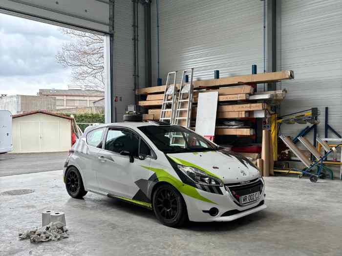 Peugeot 208r2 0