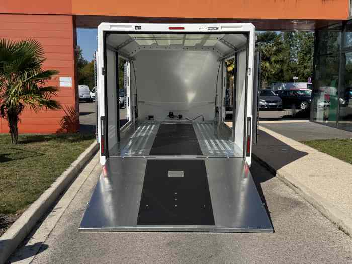 REMORQUE FERMÉE PORTE VOITURE BRIAN JAMES RACE SPORT 2 / 5.50m X 2.10m / PTAC 3T5 3500 kg / TREUIL ELECTRIQUE / JANTES ALU / ECLAIRAGE LED / KIT BASCULEMENT EN OPTION / TVA R... 3
