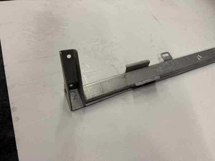 Traverse inférieure fixation radiateur Clio R3T 2