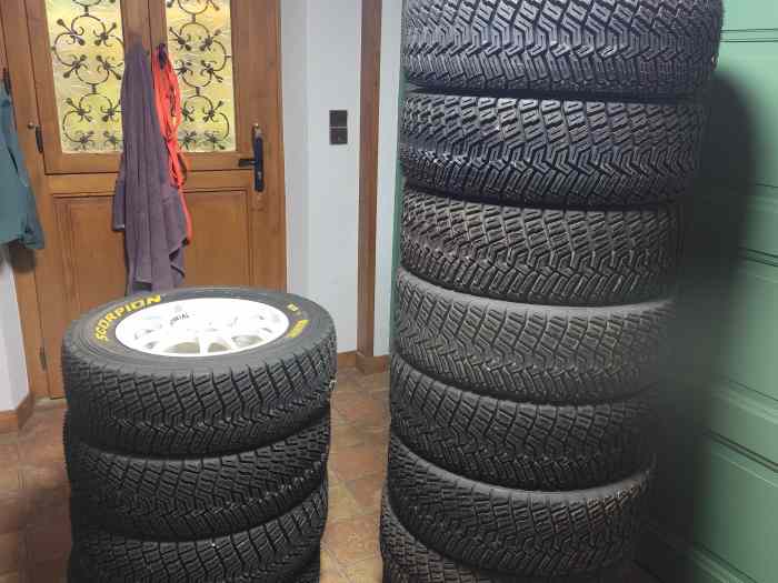 Lot pneus terre Pirelli et Michelin Ne...