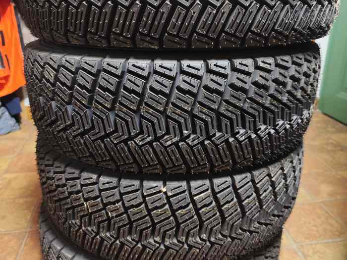Lot pneus terre Pirelli et Michelin Neuf et occasion 2